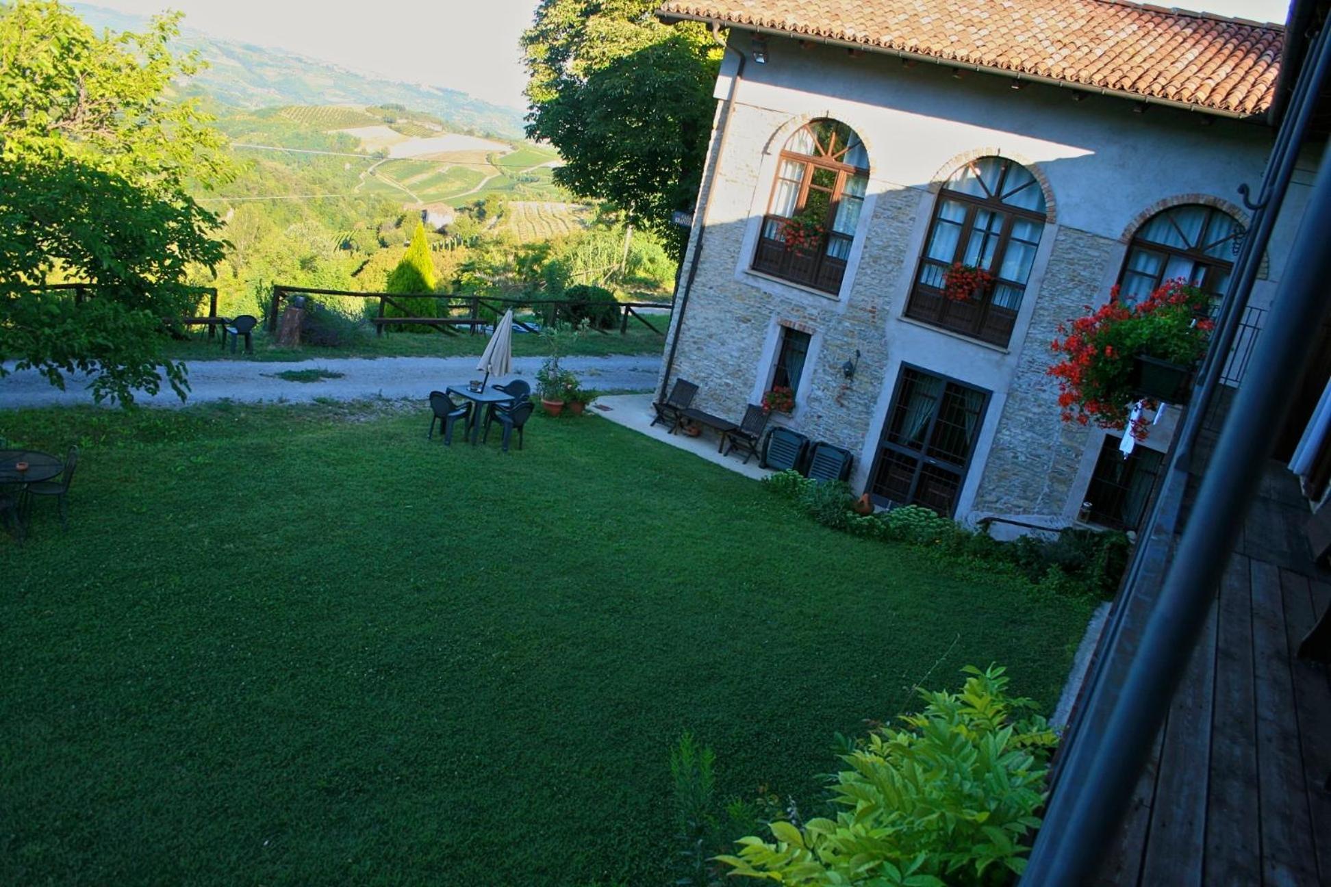 Bed and Breakfast Casa Branzele à Trezzo Tinella Extérieur photo