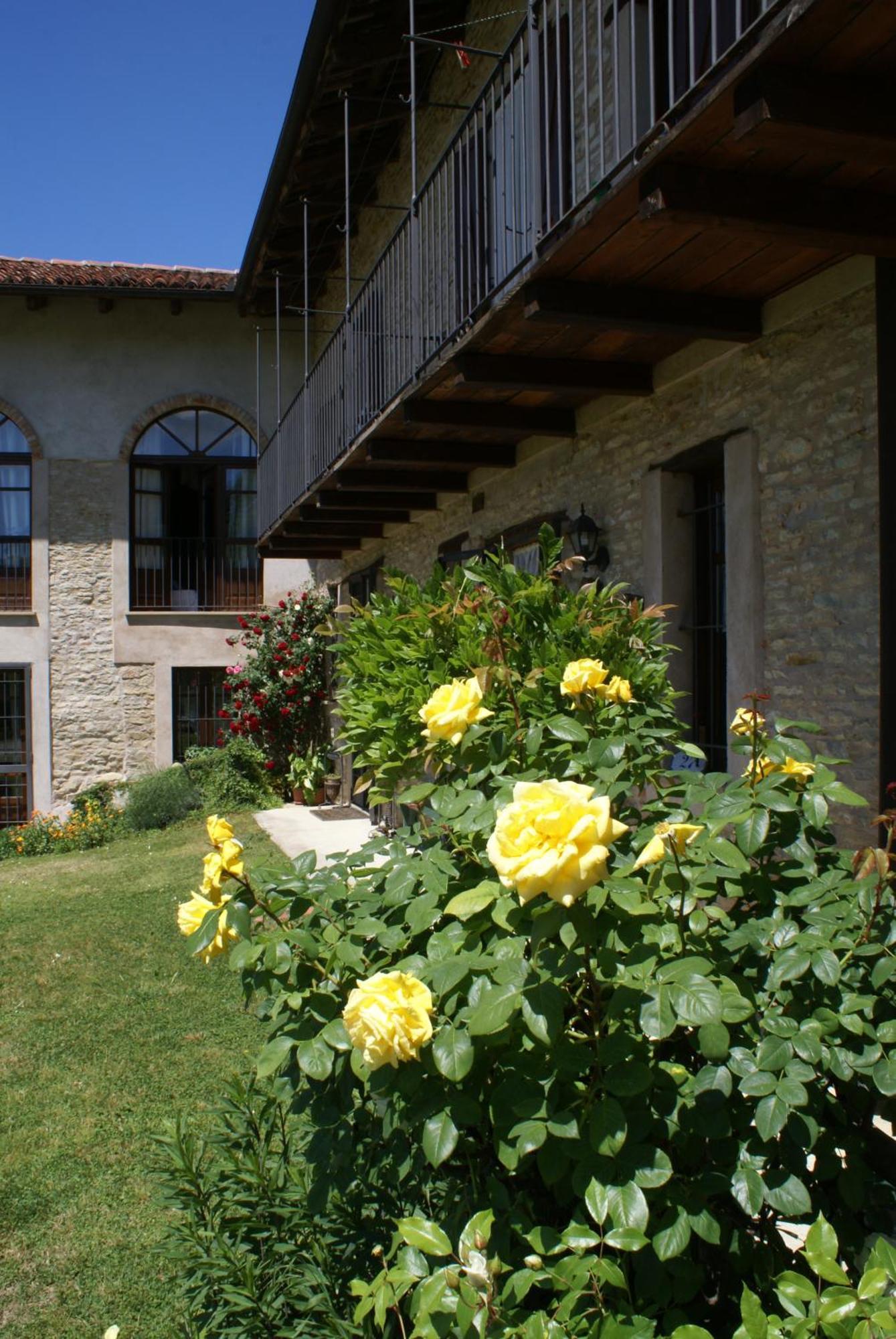 Bed and Breakfast Casa Branzele à Trezzo Tinella Extérieur photo